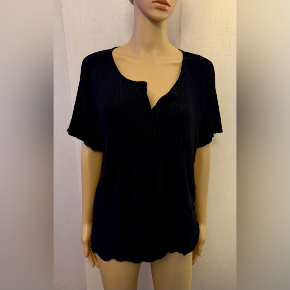 Vince Camuto top. V neck, gauze, black. Sz.L